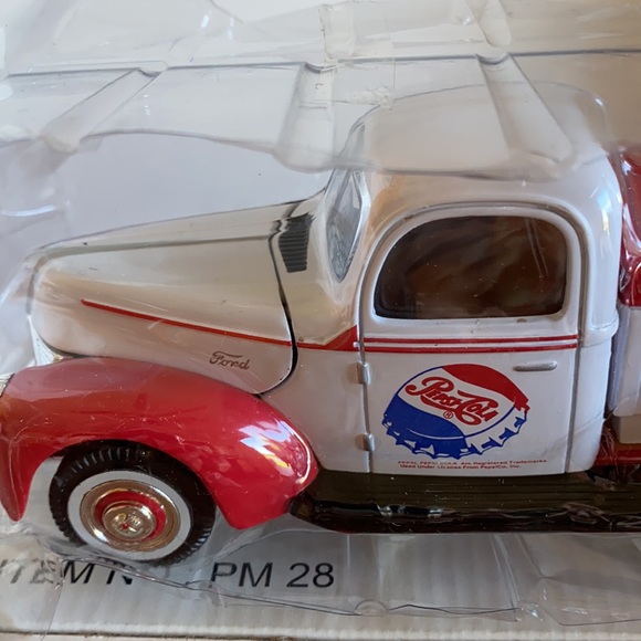 Vintage Golden wheels die cast Pepsi 1:24 Ford 1940 reproduction delivery truck - Picture 2 of 11